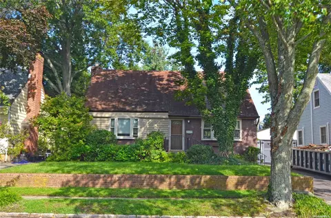 39 Shadyside Ave, Port Washington, NY 11050