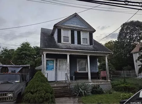 94 Kraemer St, Hicksville, NY 11801