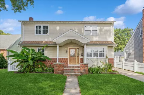 211 Brooklyn Ave, New Hyde Park, NY 11040