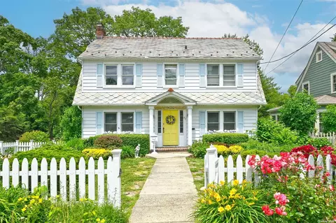 33 Oakland St, Huntington, NY 11743