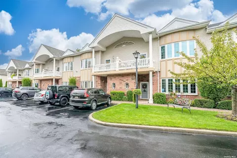 41 Sarah Ct #41, Amityville, NY 11701
