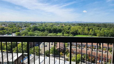 1 Bay Club Dr #20 C, Bayside, NY 11360
