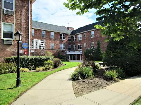 2 Fowler Ave #202, Lynbrook, NY 11563