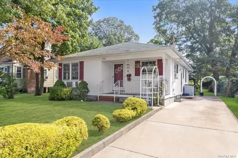 2703 Cedar Ct, Oceanside, NY 11572