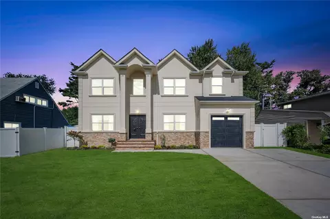 33 Booth Ln, Levittown, NY 11756