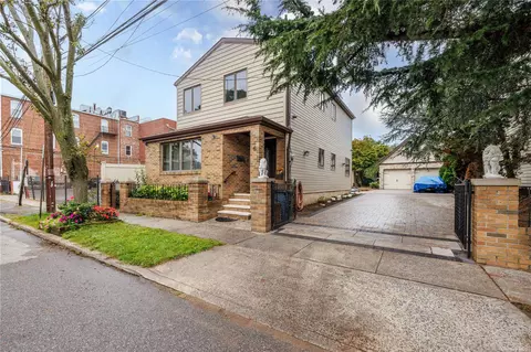 6 S 4th St, New Hyde Park, NY 11040