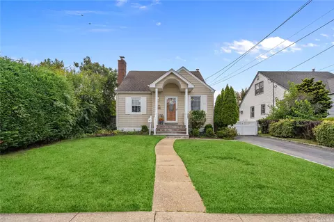 14 Croydon Dr, Bellmore, NY 11710