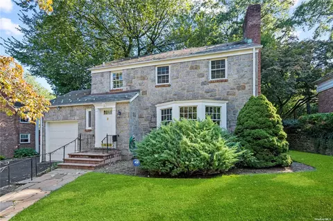 3 Wycham Pl, Great Neck, NY 11021