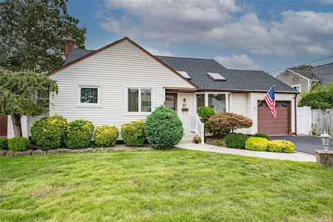 6 Henderson Rd, Massapequa Park, NY 11762