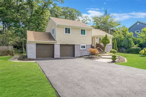 35 Edgewood Ave, Oakdale, NY 11769