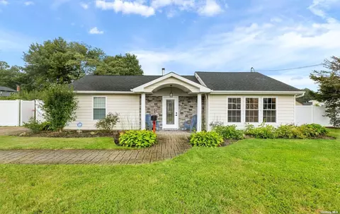 557 Rockaway St, West Islip, NY 11795