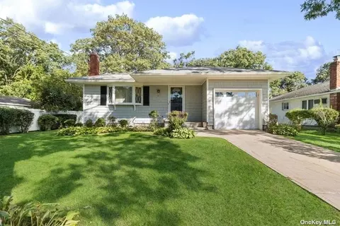 41 Pearl Ave, Holtsville, NY 11742