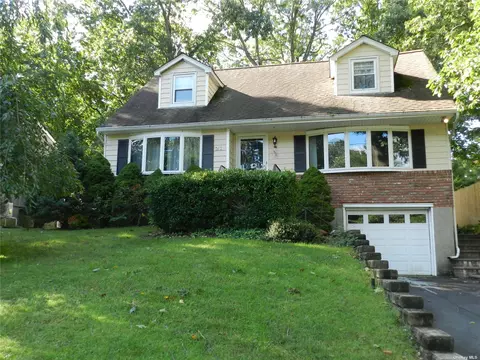 21 Valleywood Dr, Huntington Station, NY 11746