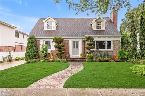 43 Iris Ln, New Hyde Park, NY 11040