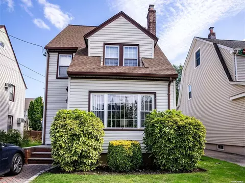 352 Marcellus Rd, Mineola, NY 11501
