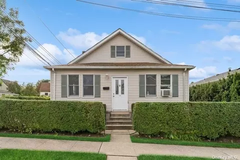 79 Highland Ter, Manhasset, NY 11030