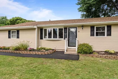 11 Islip St, Holtsville, NY 11742