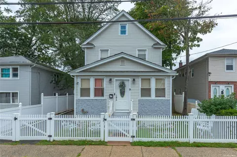 9 Seabury St, Hempstead, NY 11550