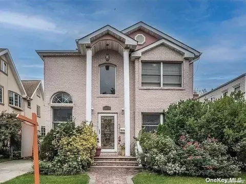 80-41 255th St, Floral Park, NY 11004
