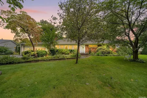 203 Round Hill Rd, Roslyn Heights, NY 11577