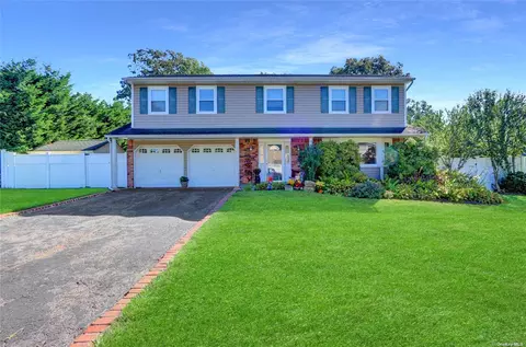 195 Wedgewood Dr, Hauppauge, NY 11788