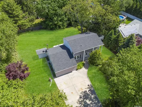 101 Sequoia Dr, Coram, NY 11727