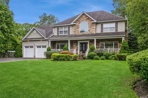 120 Grandview Ln, Smithtown, NY 11787