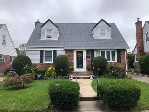 84 Lipton Ln, Williston Park, NY 11596