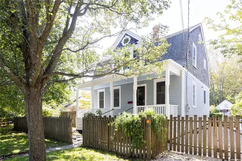 450 7th St, Greenport, NY 11944