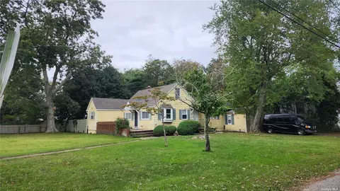 315 W Forest Rd, Mastic Beach, NY 11951