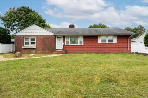 157 Berkeley Pl, Massapequa, NY 11758