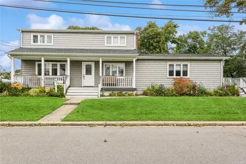 17 Maple Ave, Farmingdale, NY 11735