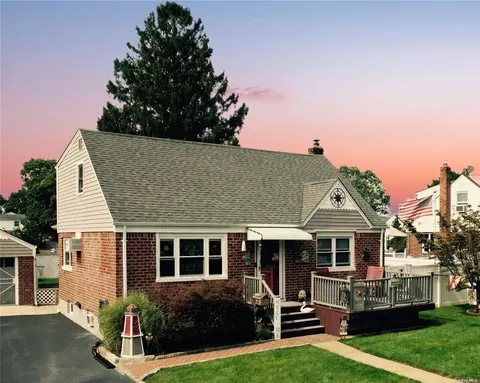 2159 Mcclellan St, East Meadow, NY 11554