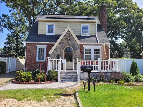 255 Hempstead Gardens Dr, West Hempstead, NY 11552