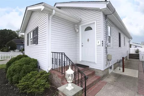 442 Staples St, Farmingdale, NY 11735
