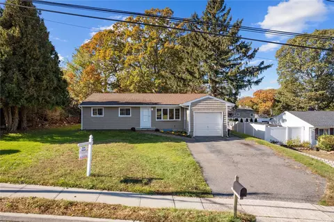 84 Rose Pl, Selden, NY 11784