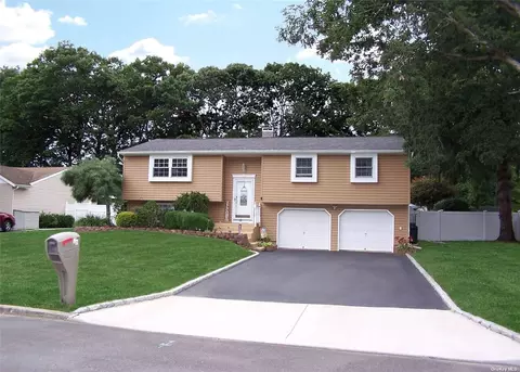 26 Cedar Ridge Dr, Ridge, NY 11961