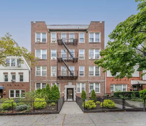 21-42 28th St, Astoria, NY 11105