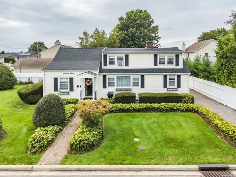 77 Beverly Rd, Massapequa, NY 11758