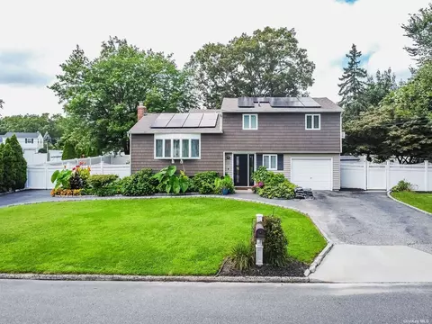 12 Starfire Dr, Centereach, NY 11720
