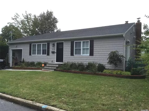 220 W 4th St, Deer Park, NY 11729