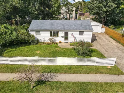 49 Willow St, Central Islip, NY 11722