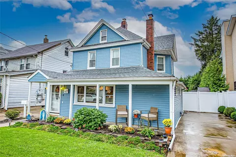 881 Court Rd, Franklin Square, NY 11010
