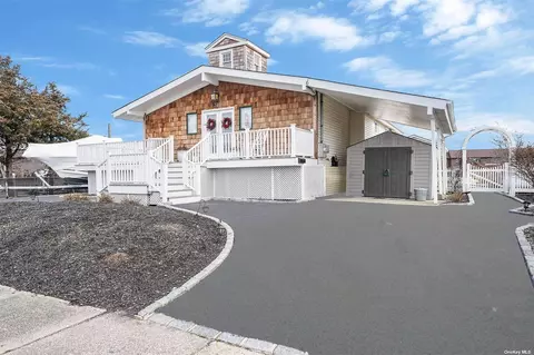 381 Kelp Rd, Copiague, NY 11726