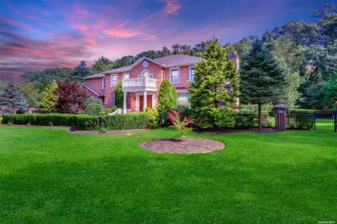 20 Pettit Dr, Dix Hills, NY 11746