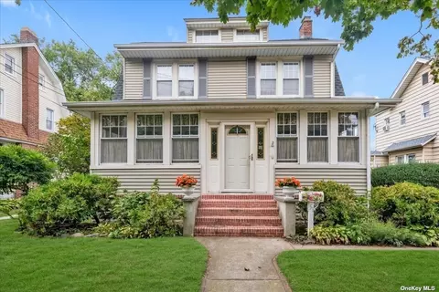 51 Elm St, Lynbrook, NY 11563