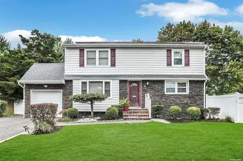 9 W Farms Ln, Commack, NY 11725
