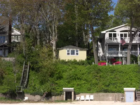 126 Eatons Neck Rd, Northport, NY 11768