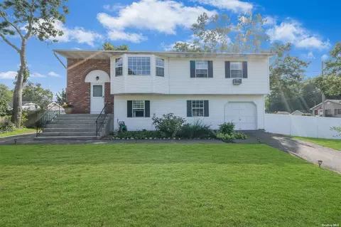 190 Alexander Ave, Holbrook, NY 11741