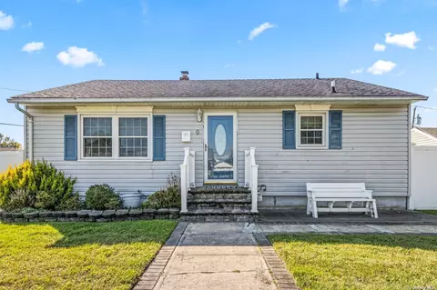 5 Michigan Dr, Hicksville, NY 11801